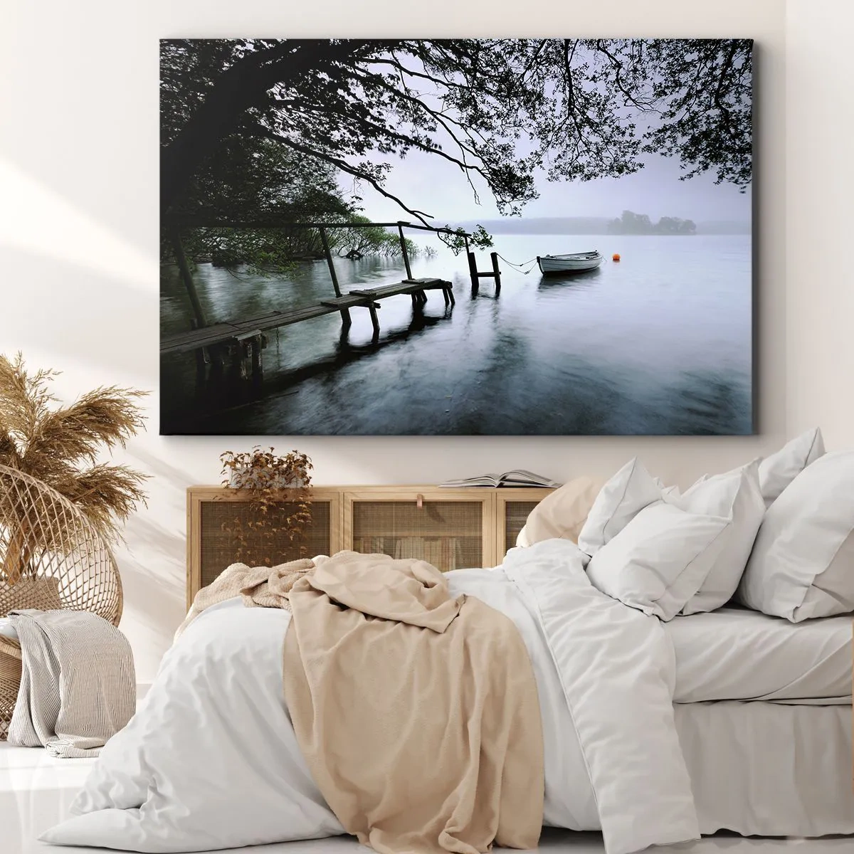 Lærredstryk - Billede på lærred - En mole over vandet med en båd i baggrunden omgivet af et tåget landskab - 70x50cm - Du hviler allerede - Moderne vægdekoration til stue og soveværelse ARTTOR