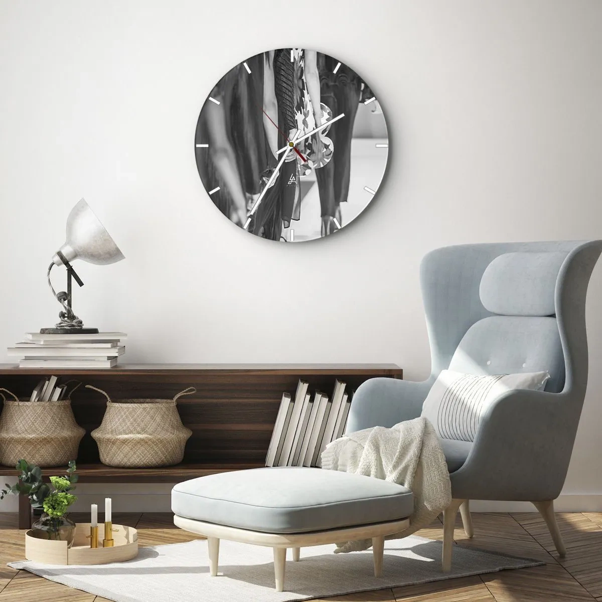 Vægur, Uret - Sort-hvide silhuetter af modeller i elegante outfits - 30x30cm - En stilfuld parade - Moderne vægdekoration til stue, køkken og soveværelse ARTTOR