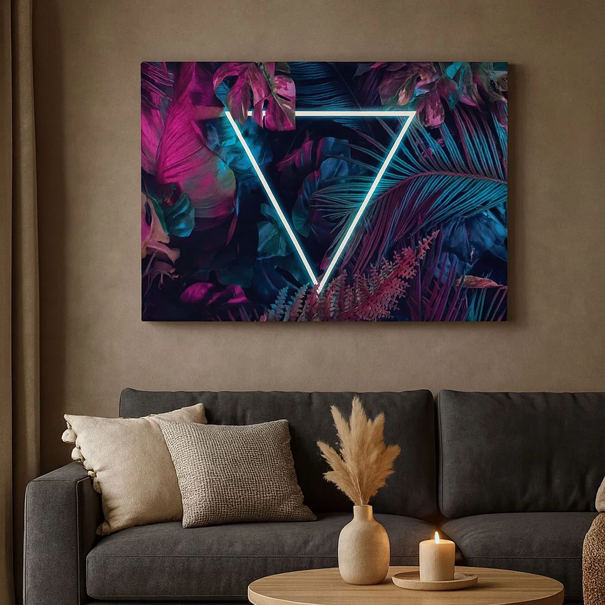 Lærredstryk - Billede på lærred - En neontrekant omgivet af tropiske blade i mørke farver. - 70x50cm - Have i disco-stil - Moderne vægdekoration til stue og soveværelse ARTTOR