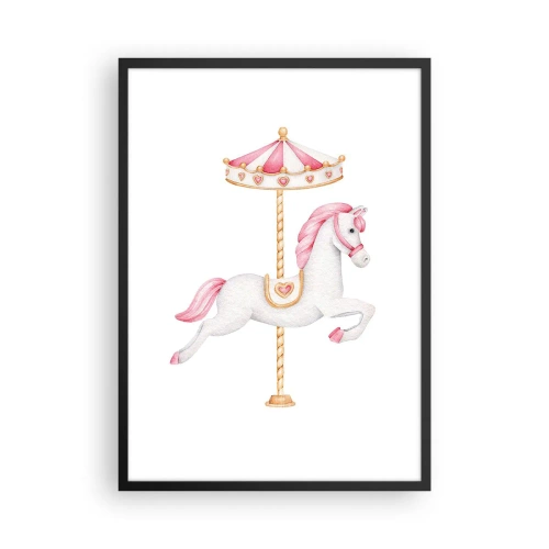 Plakat i sort ramme - En charmerende hvid hest på en karrusel i pastelfarver - 50x70cm - Han satte af sted med en hov - Moderne vægdekoration til stue og soveværelse ARTTOR