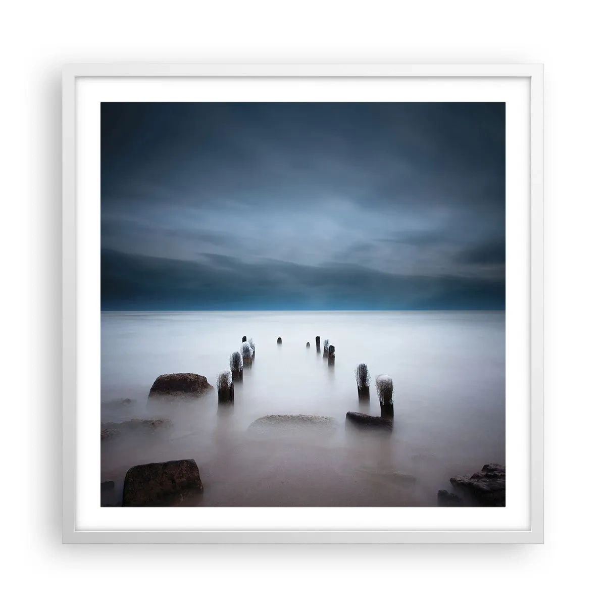 Plakat i hvid ramme - En betænksom sø - 60x60 cm