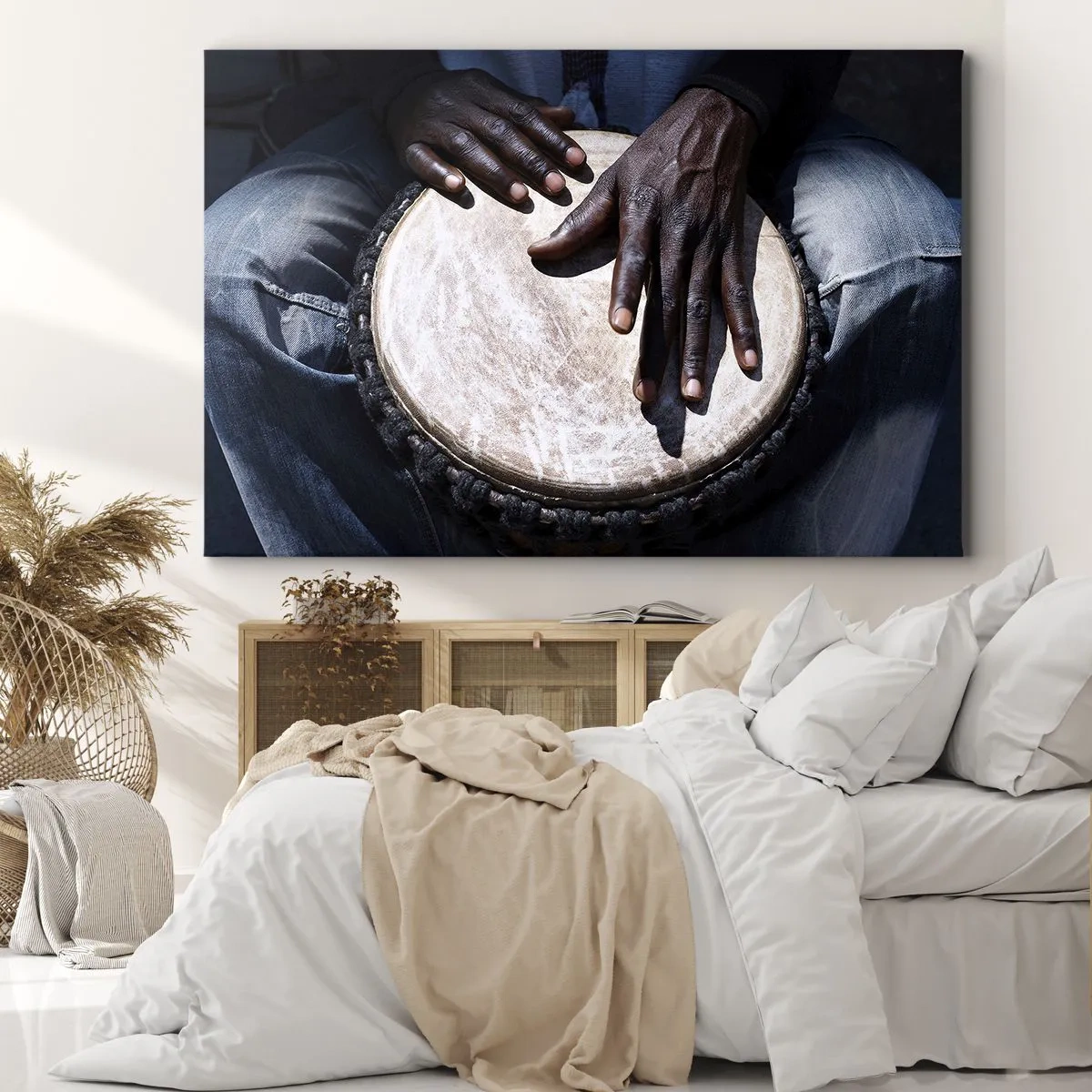 Lærredstryk - Billede på lærred - Hænder spiller på en djembe-tromme i en dynamisk komposition - 70x50cm - Lev i takt med din rytme - Moderne vægdekoration til stue og soveværelse ARTTOR