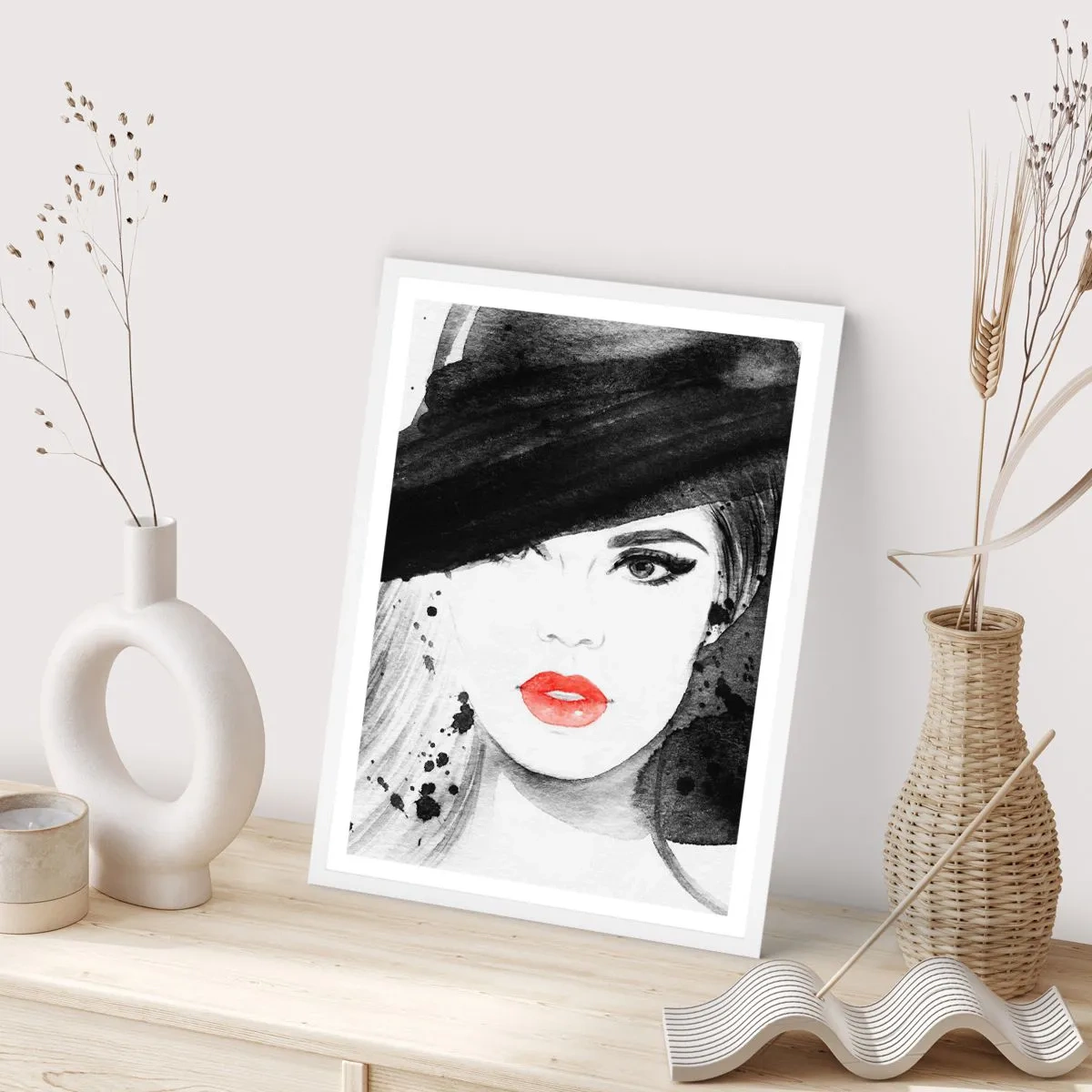 Plakat i hvid ramme - Dame i sort - 40x50 cm