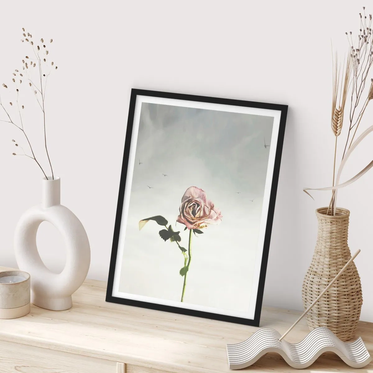 Plakat i sort ramme - En diskret rose mod en sart himmel - 50x70cm - Velkomst til foråret - Moderne vægdekoration til stue og soveværelse ARTTOR