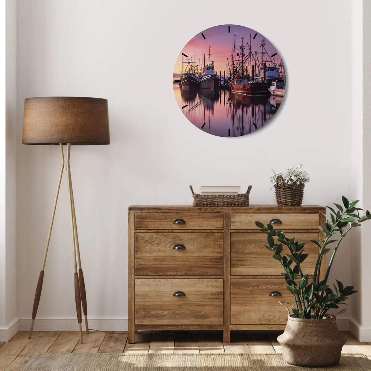 Vægur, Uret - Fiskerbåde fortøjet i havnen ved solnedgang - 30x30cm - Før den næste dag - Moderne vægdekoration til stue, køkken og soveværelse ARTTOR