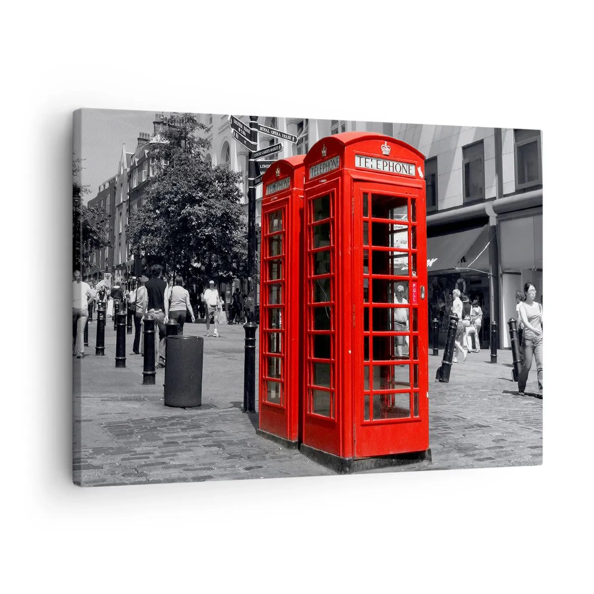 Lærredstryk - Billede på lærred - Røde telefonbokse mod en sort og hvid bybaggrund. - 70x50cm - Røde telefonbokse - Moderne vægdekoration til stue og soveværelse ARTTOR