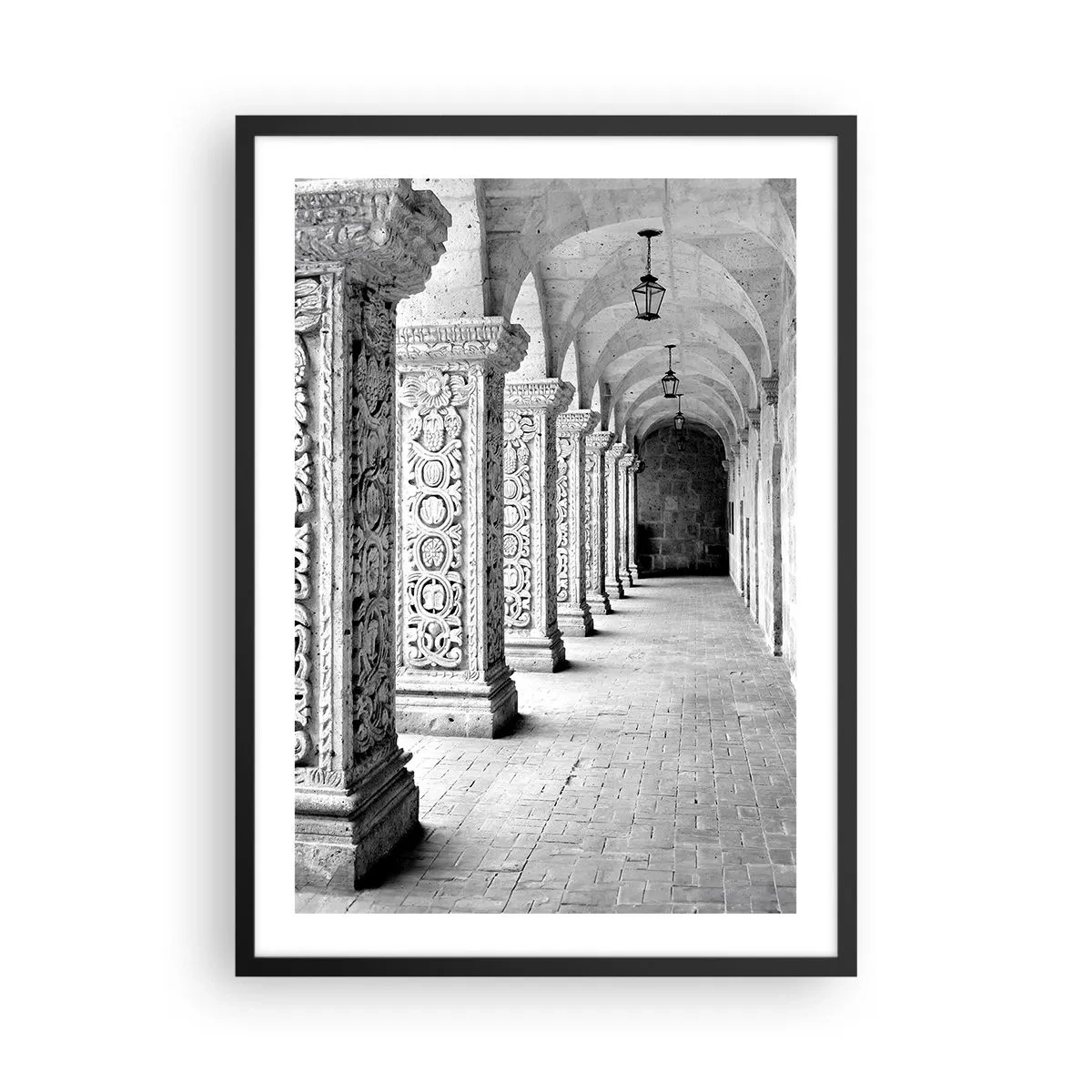 Plakat i sort ramme - Et sort-hvidt fotografi af et historisk kloster med søjler - 50x70cm - Og hvor går det hen...? - Moderne vægdekoration til stue og soveværelse ARTTOR