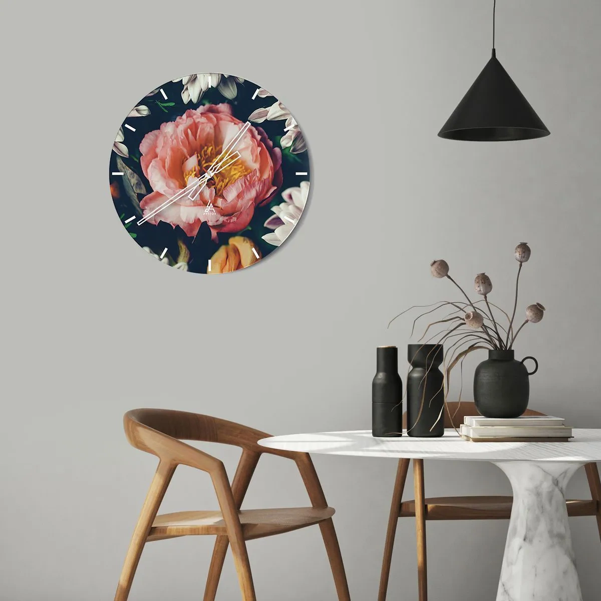 Vægur, Uret - Nærbillede af en lyserød pæonblomst omgivet af andre blomster - 30x30cm - Med barok pragt - Moderne vægdekoration til stue, køkken og soveværelse ARTTOR