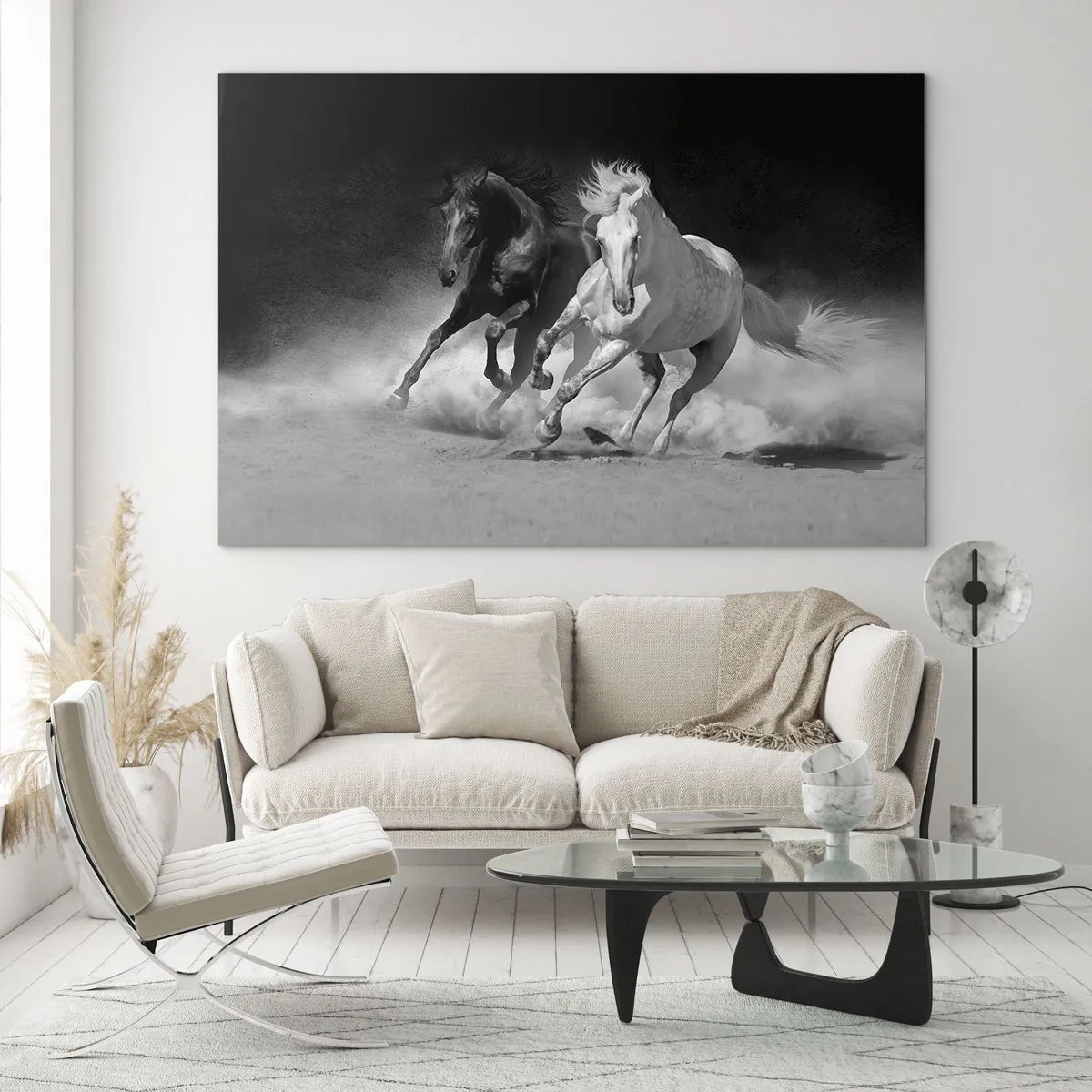 Billede på glas - Løbende heste i sort og hvid - 70x50cm - Frihedens galop - Moderne vægdekoration til stue og soveværelse ARTTOR