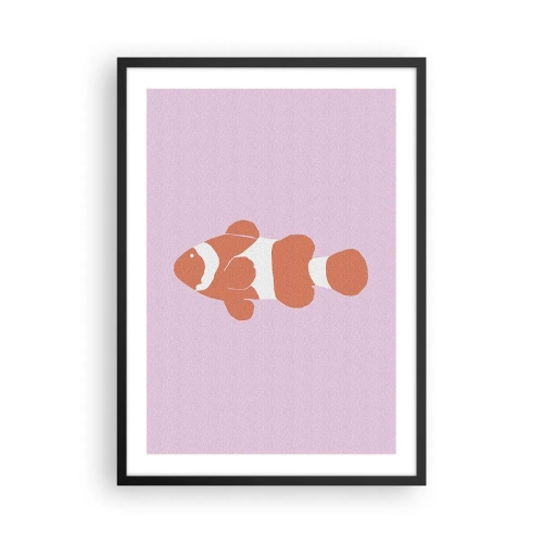 Plakat i sort ramme - Orange klovnfisk på en lilla baggrund - 50x70cm - I koraller til ansigt og hale - Moderne vægdekoration til stue og soveværelse ARTTOR