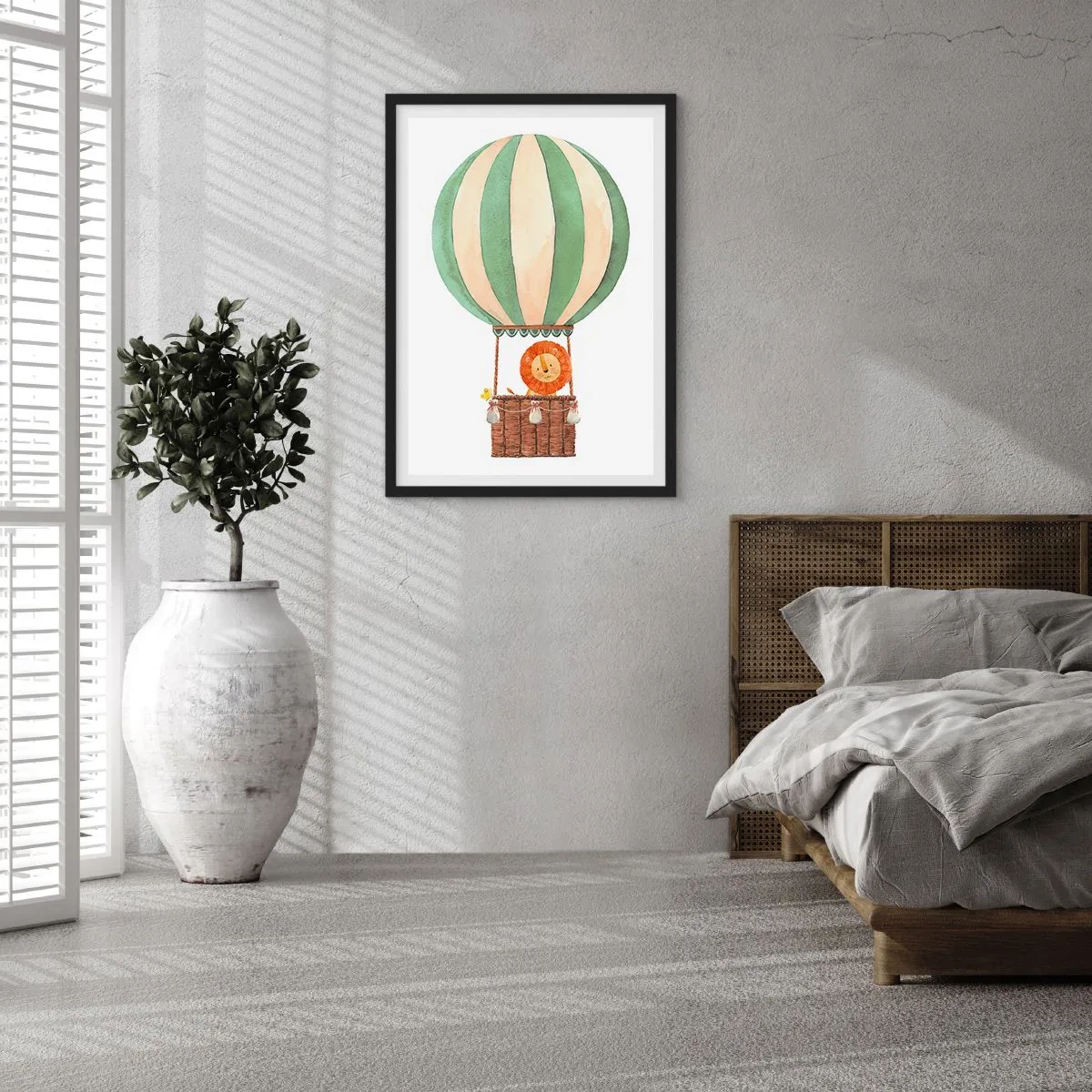 Plakat i sort ramme - En smuk akvarelillustration af en løve, der rejser i en varmluftballon på en hvid baggrund. - 50x70cm - Leons rejser - Moderne vægdekoration til stue og soveværelse ARTTOR