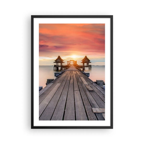 Plakat i sort ramme - En træbro med solnedgangen over vandet i baggrunden - 50x70cm - Fra vest til øst - Moderne vægdekoration til stue og soveværelse ARTTOR