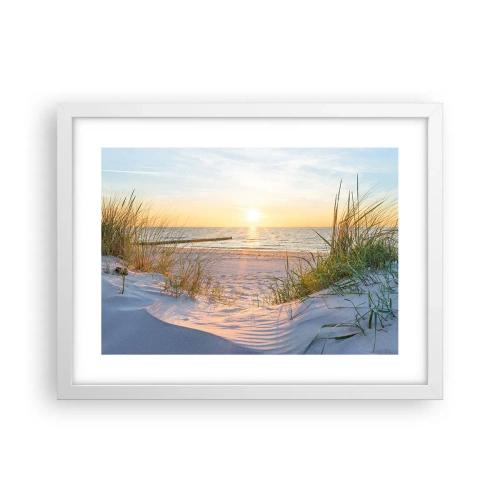 Plakat i hvid ramme - Havet brummer, fuglene synger, en vild strand midt i græsset.... - 40x30 cm