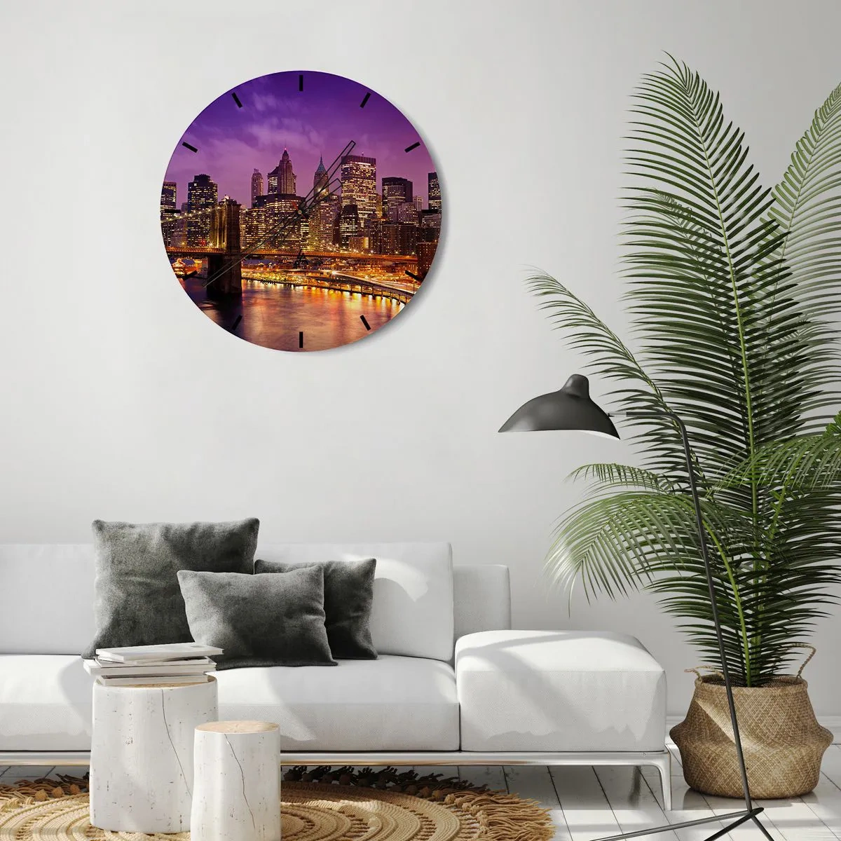 Vægur, Uret - Panorama over byen med broen og belysning i aftenscenen - 30x30cm - Lilla og gylden Manhattan - Moderne vægdekoration til stue, køkken og soveværelse ARTTOR