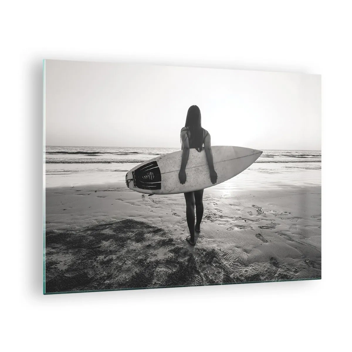 Billede på glas - Kvinde med et surfbræt på stranden ved solopgang - 70x50cm - Datter af havbølgen - Moderne vægdekoration til stue og soveværelse ARTTOR
