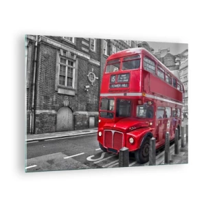 Billede på glas - En rød London-bus mod en sort og hvid gadebaggrund - 70x50cm - Altid det samme - Moderne vægdekoration til stue og soveværelse ARTTOR
