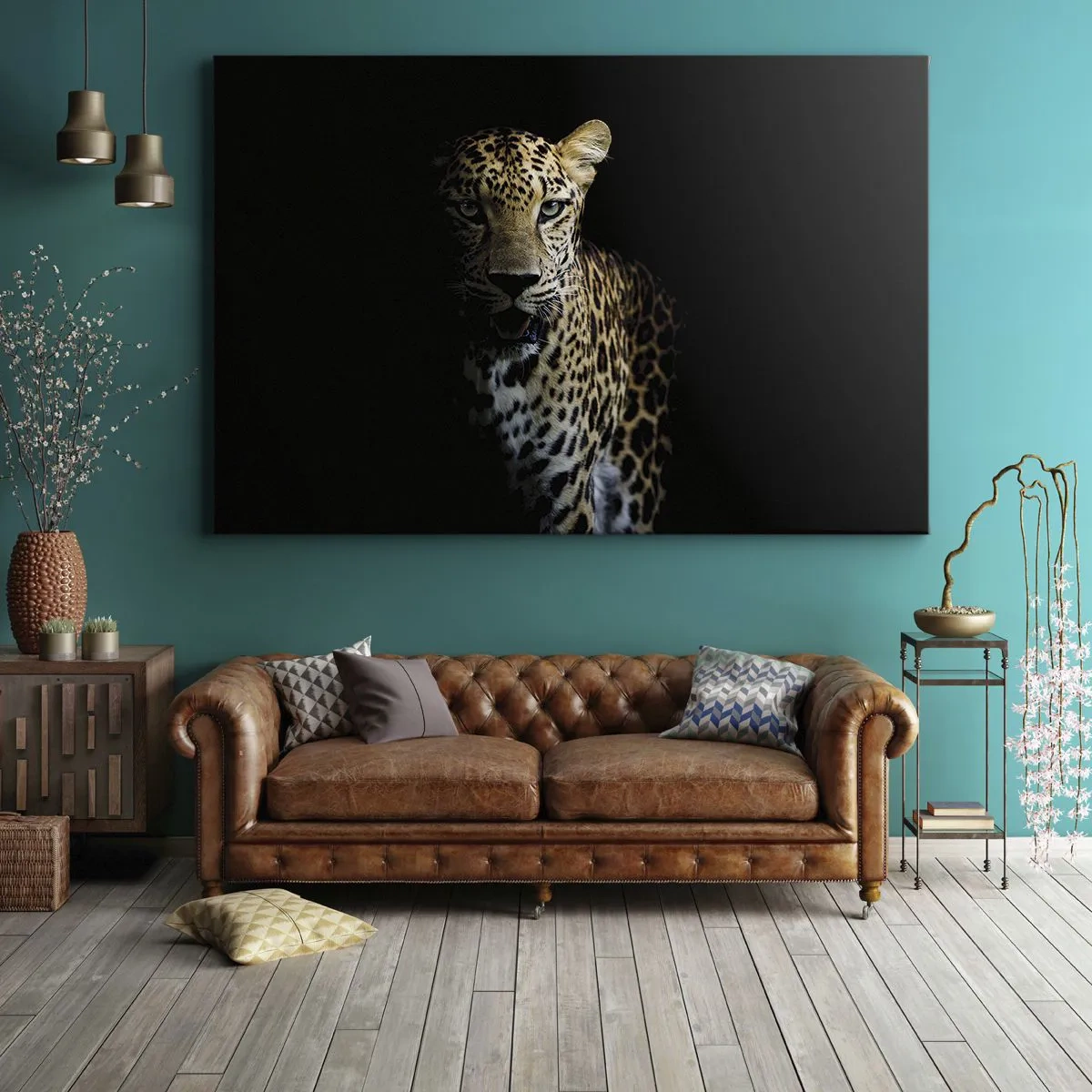Lærredstryk - Billede på lærred - En leopard på en mørk baggrund med et intenst blik - 70x50cm - Mørk skønhed - Moderne vægdekoration til stue og soveværelse ARTTOR