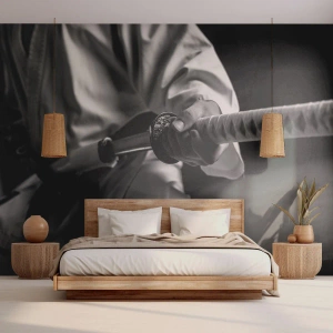 Fototapet Standard Eco - En kriger i en kimono, der holder en katana, i et dynamisk skud - 100x70cm - En krigers sjæl - Moderne vægdekoration til stue og soveværelse ARTTOR