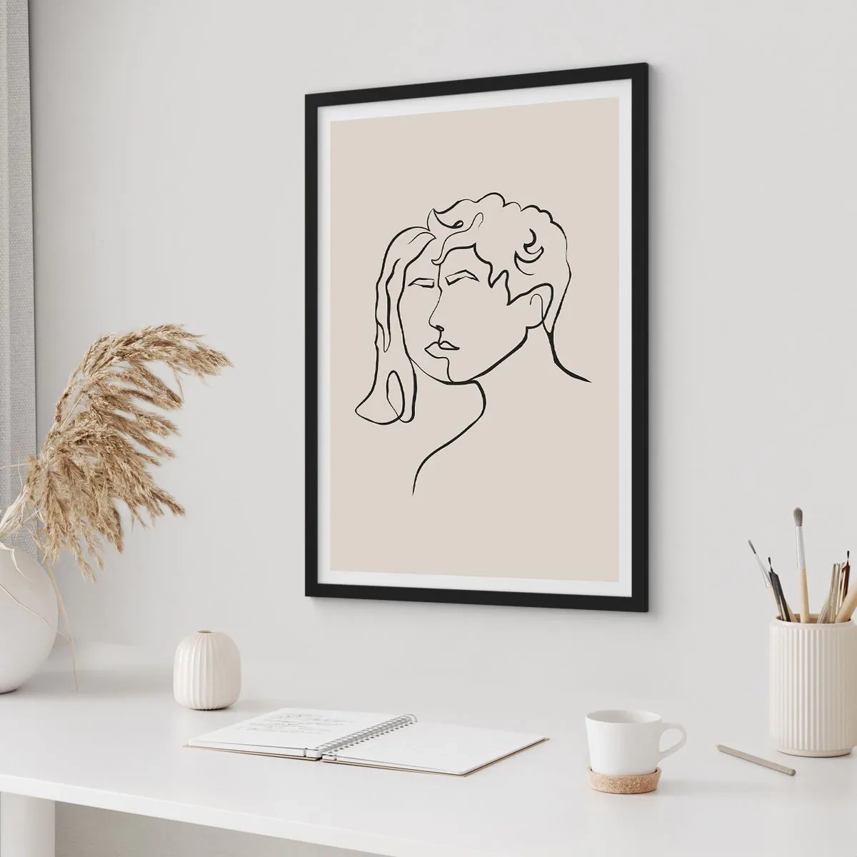 Plakat i sort ramme - En minimalistisk skitse af et pars ansigter på en beige baggrund. - 50x70cm - Og enhed er blevet til - Moderne vægdekoration til stue og soveværelse ARTTOR
