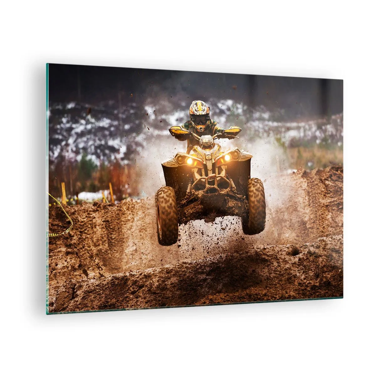 Billede på glas - ATV i aktion på mudret terræn i dynamiske omgivelser - 70x50cm - No risk no fun - Moderne vægdekoration til stue og soveværelse ARTTOR