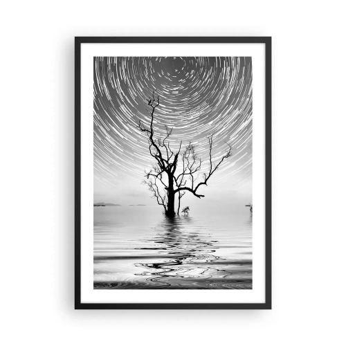 Plakat i sort ramme - Stjerne hvirvler over et ensomt træ i vandet - 50x70cm - En natursymfoni - Moderne vægdekoration til stue og soveværelse ARTTOR