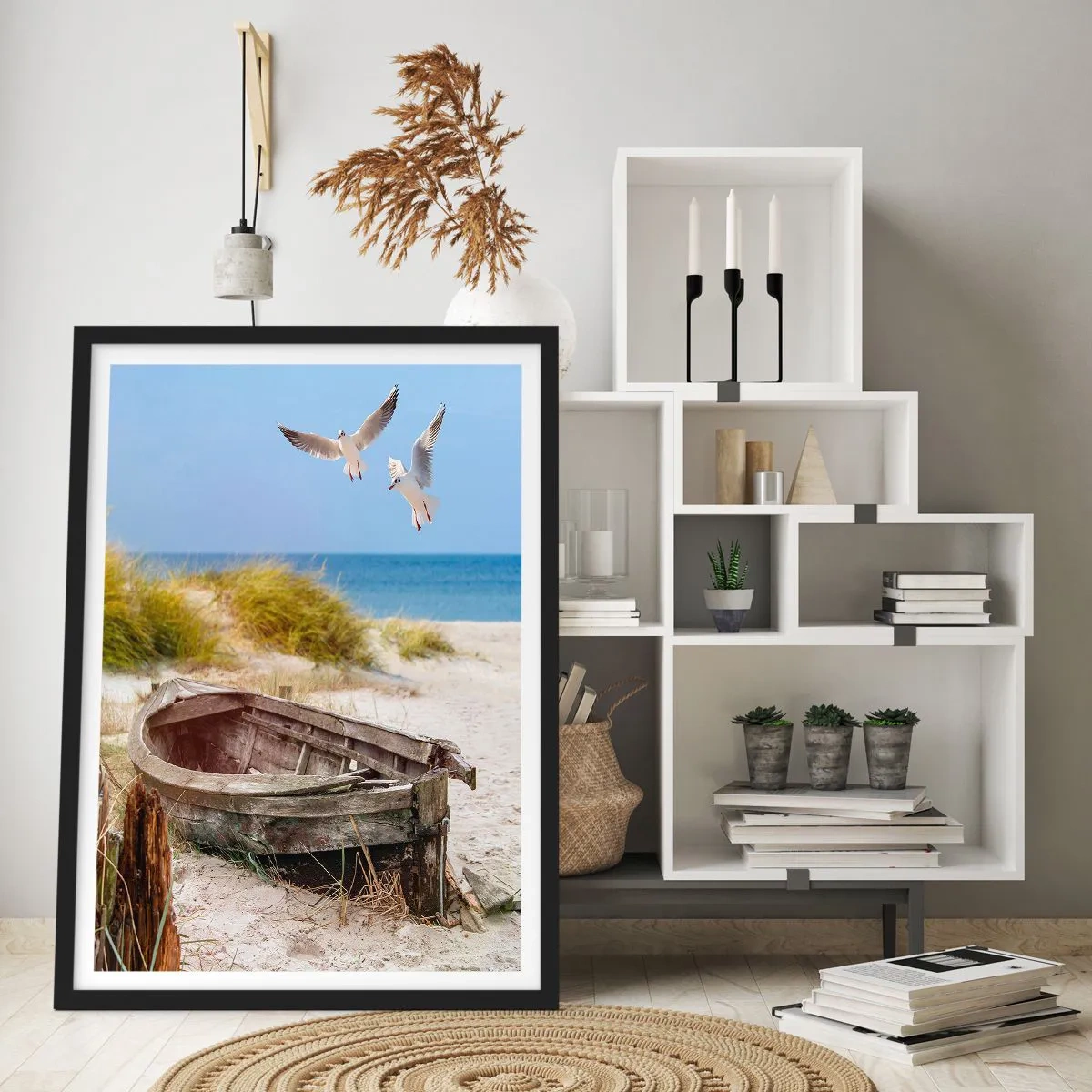 Plakat i sort ramme - En gammel båd på stranden med måger i baggrunden - 50x70cm - Badet i vinden - Moderne vægdekoration til stue og soveværelse ARTTOR