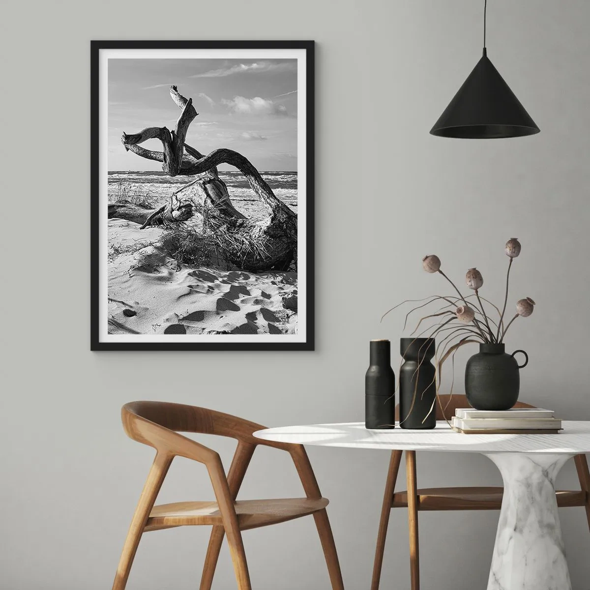Plakat i sort ramme - Sort-hvidt fotografi af et tørt træ på stranden - 50x70cm - Havets skulptur - Moderne vægdekoration til stue og soveværelse ARTTOR