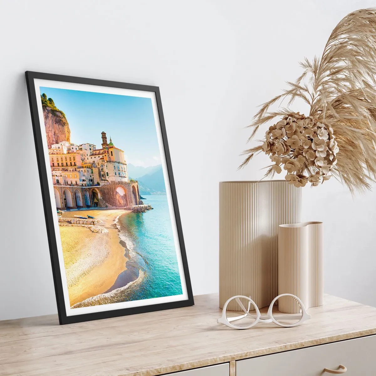 Plakat i sort ramme - En malerisk italiensk by ved havet - 50x70cm - En utrolig by - Moderne vægdekoration til stue og soveværelse ARTTOR