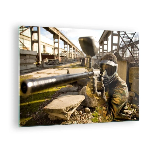 Billede på glas - Paintballspiller i aktion i et industrielt miljø - 70x50cm - Og du kan blive en helt - Moderne vægdekoration til stue og soveværelse ARTTOR