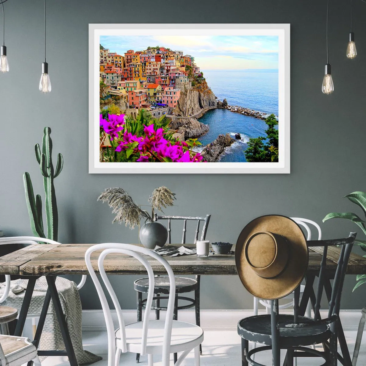 Plakat i hvid ramme - En grinende by - 100x70 cm