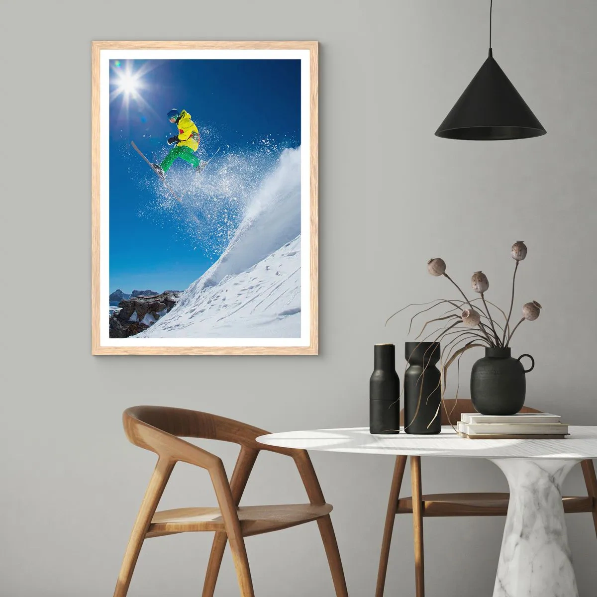 Plakat i ramme af lyst egetræ - Danser med bjergene - 70x100 cm