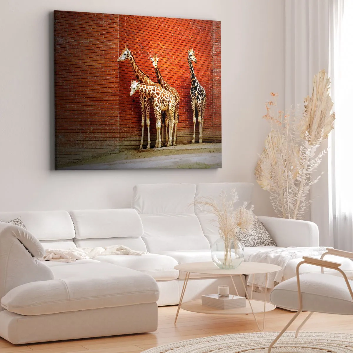 Lærredstryk - Billede på lærred - Fire giraffer mod en murstensvæg i kunstneriske omgivelser - 70x50cm - Kan du se nogen akacie? - Moderne vægdekoration til stue og soveværelse ARTTOR