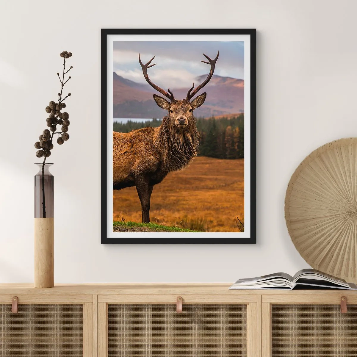 Plakat i sort ramme - Fotografi af en hjort mod et bjerglandskab - 50x70cm - Naturens majestæt - Moderne vægdekoration til stue og soveværelse ARTTOR
