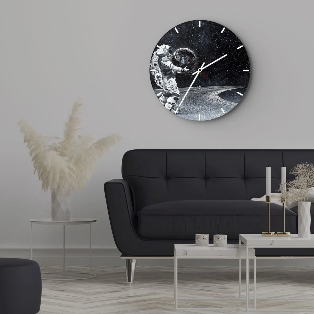 Vægur, Uret - En astronaut står på månen og holder Jorden i sine hænder - 30x30cm - På Mælkevejen - Moderne vægdekoration til stue, køkken og soveværelse ARTTOR