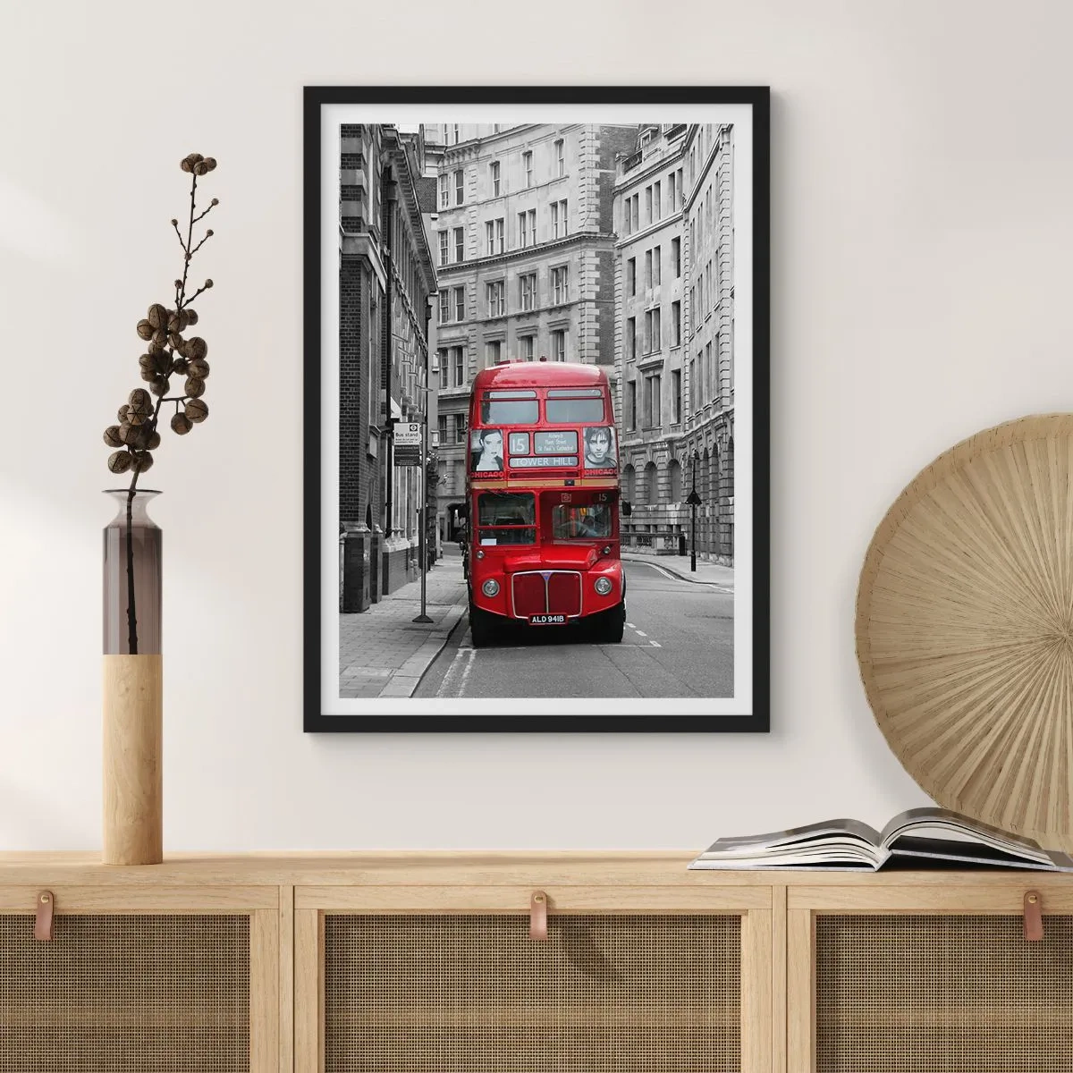 Plakat i sort ramme - En rød bus på en sort og hvid London-gade - 50x70cm - Hverdagen behøver ikke at være grå - Moderne vægdekoration til stue og soveværelse ARTTOR
