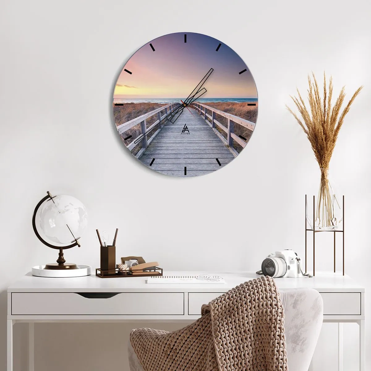 Vægur, Uret - Træsti, der fører til havet ved solnedgang - 30x30cm - Baltisk aften aura - Moderne vægdekoration til stue, køkken og soveværelse ARTTOR