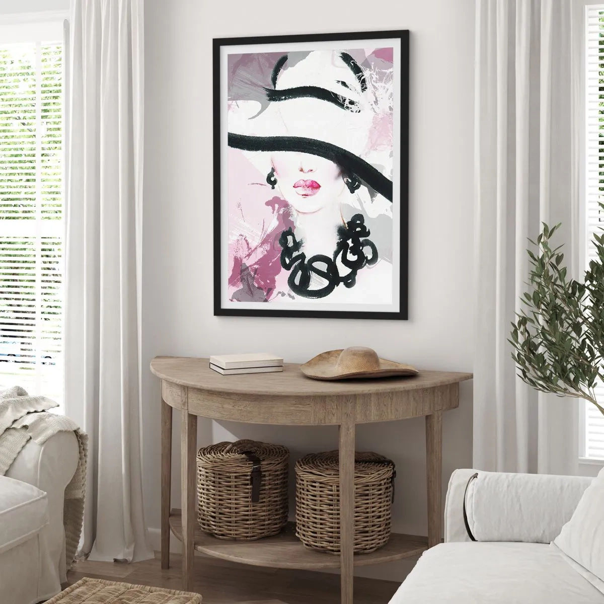 Plakat i sort ramme - Portræt af en dame i sort og lyserødt - 61x91 cm