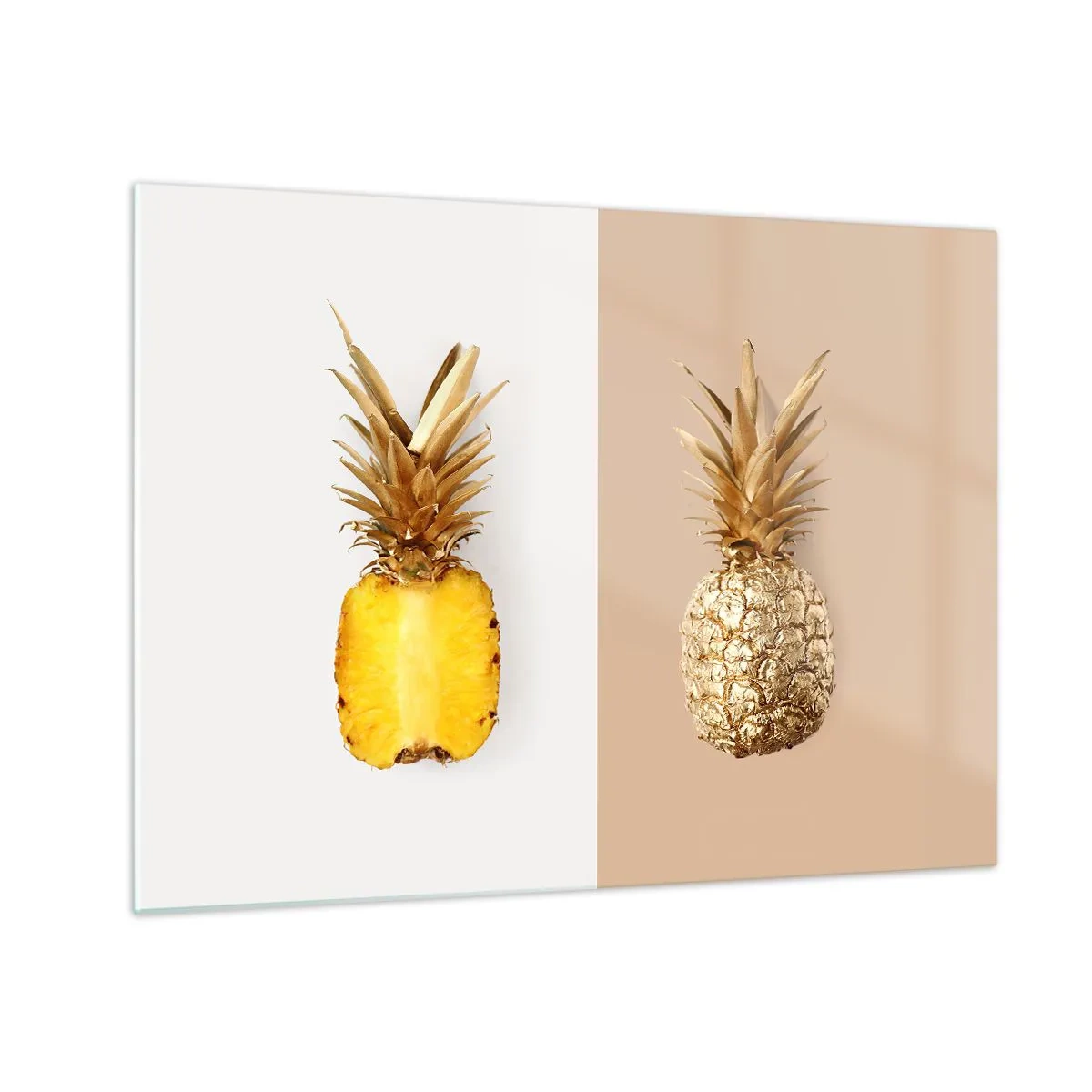Billede på glas - En skåret og gylden ananas på to kontrasterende baggrunde - 70x50cm - Ananas til os - Moderne vægdekoration til stue og soveværelse ARTTOR