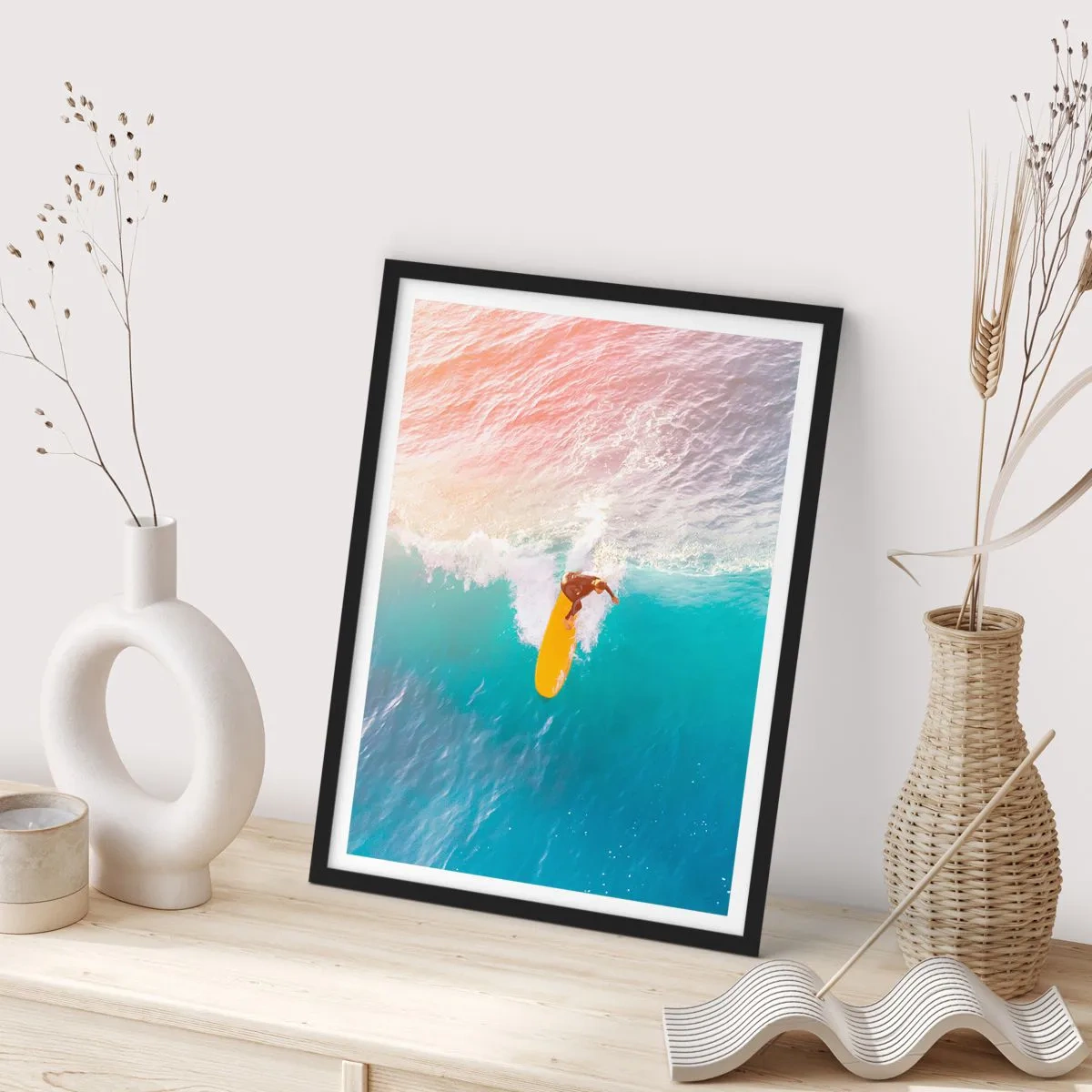Plakat i sort ramme - En surfer rider på en bølge i den nedgående sols stråler - 50x70cm - Ocean rytter - Moderne vægdekoration til stue og soveværelse ARTTOR