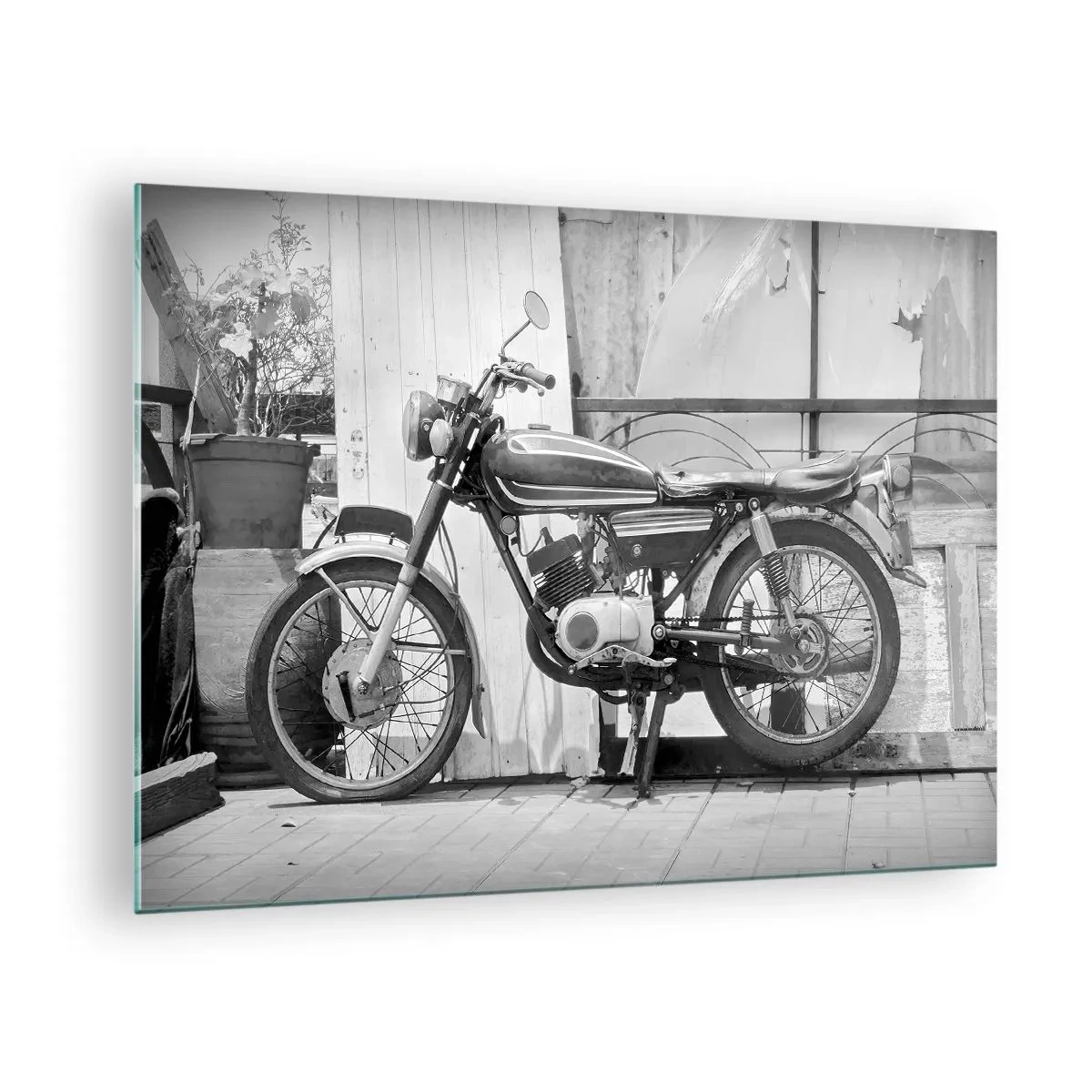 Billede på glas - En motorcykel i retrostil står op ad en trævæg - 70x50cm - Klassikere frem for alt - Moderne vægdekoration til stue og soveværelse ARTTOR
