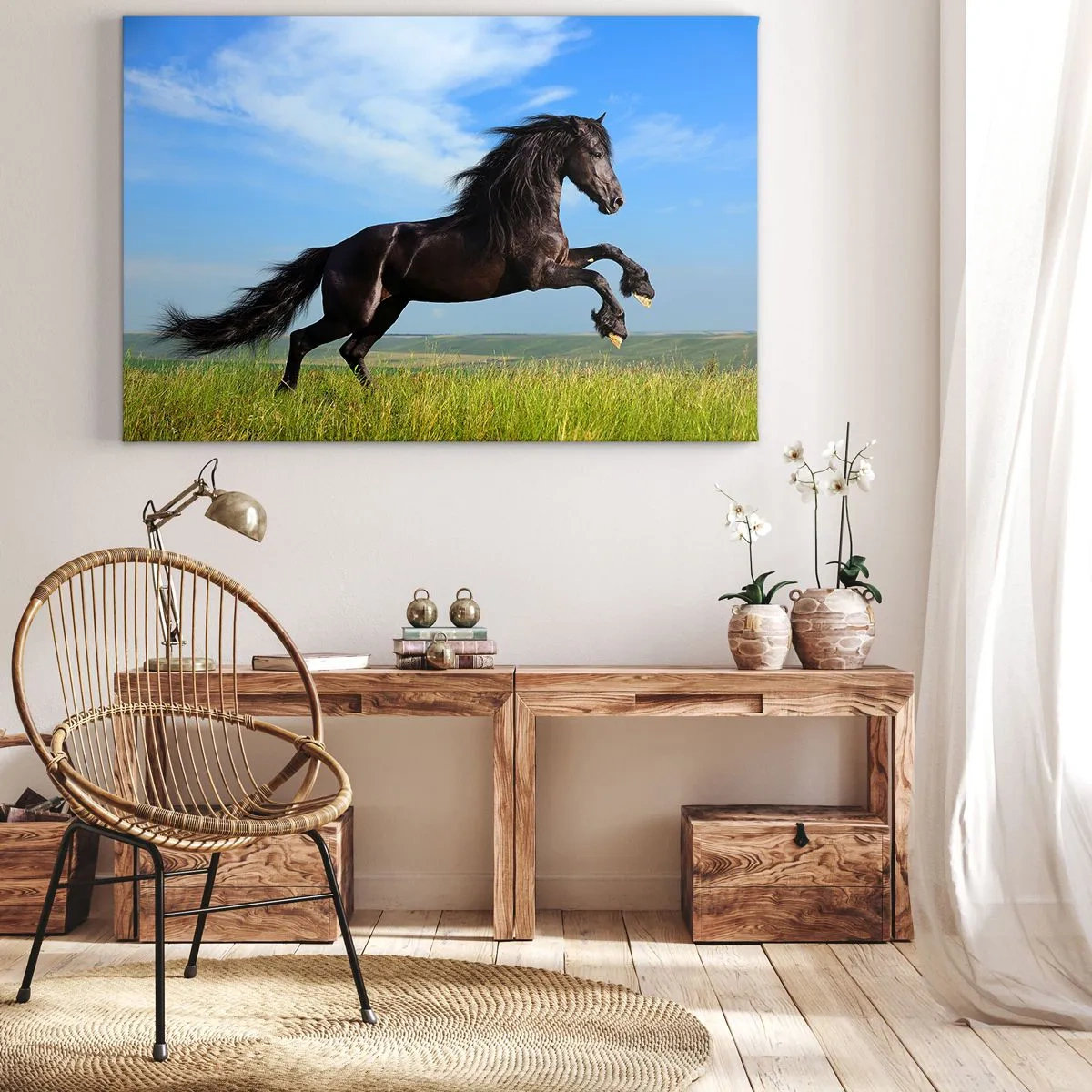 Lærredstryk - Billede på lærred - En sort hest løber mod en blå himmel og en grøn eng - 70x50cm - Et medrivende manifest for frihed - Moderne vægdekoration til stue og soveværelse ARTTOR
