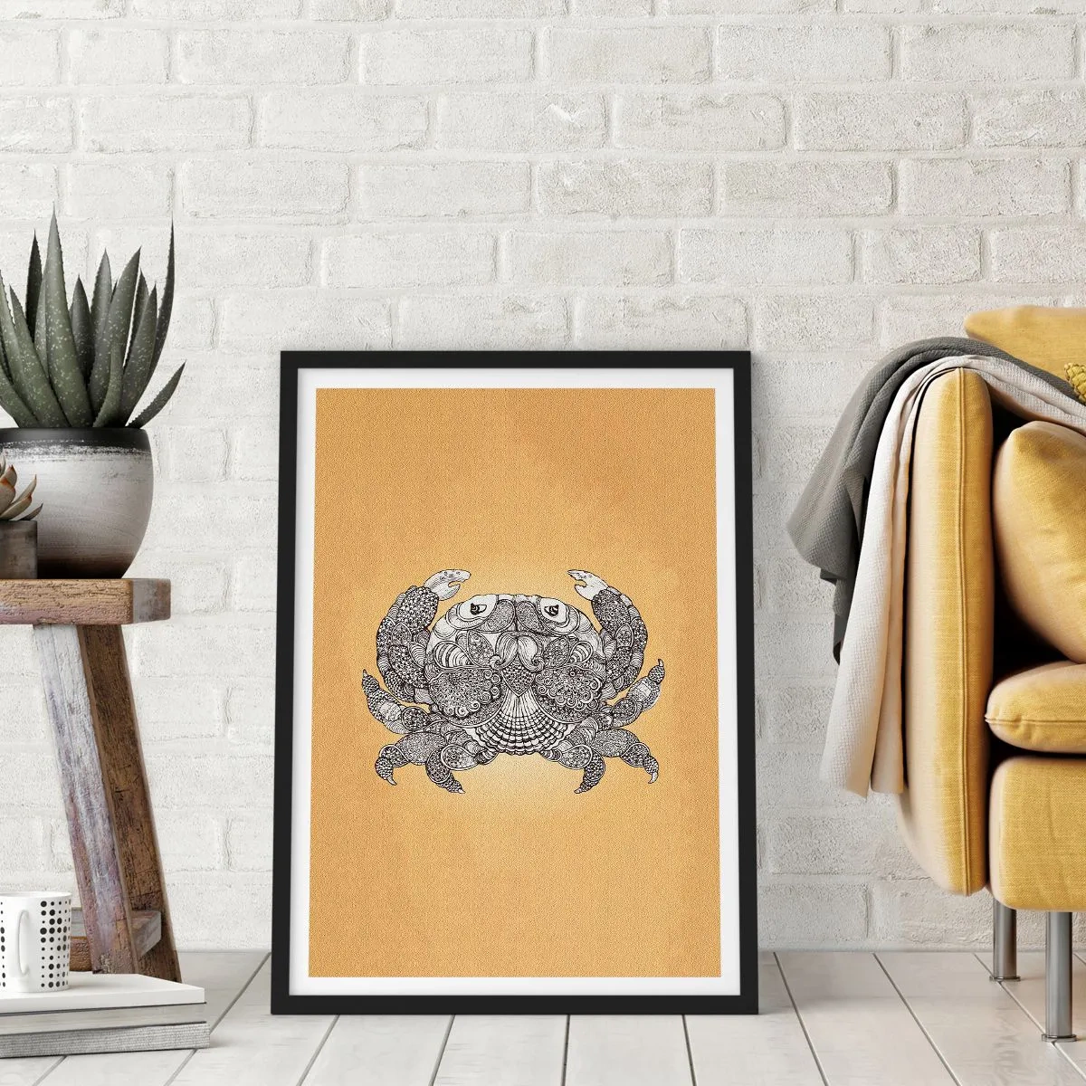 Plakat i sort ramme - Dekorativ illustration af en krabbe med et fint mønster på en gylden baggrund - 50x70cm - Fortællinger om hr. krabbe - Moderne vægdekoration til stue og soveværelse ARTTOR
