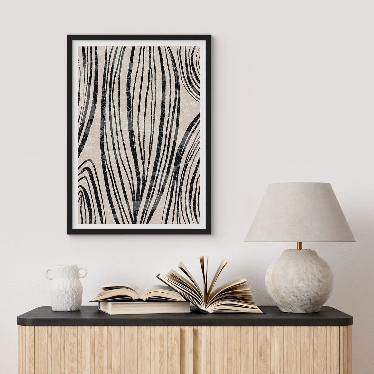 Plakat i sort ramme - Abstrakte sorte linjer på en beige baggrund - 50x70cm - Et spild af linjer - Moderne vægdekoration til stue og soveværelse ARTTOR