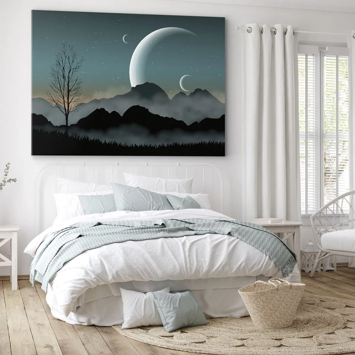 Lærredstryk - Billede på lærred - Tågede bjerge med månen og et ensomt træ - 70x50cm - Karneval i den stjerneklare nat - Moderne vægdekoration til stue og soveværelse ARTTOR