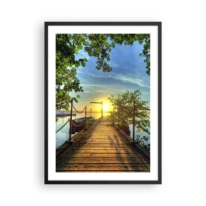 Plakat i sort ramme - Træbro over søen ved solnedgang - 50x70cm - Mod vest ved vandet - Moderne vægdekoration til stue og soveværelse ARTTOR