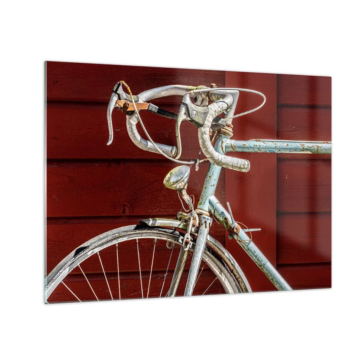 Billede på glas - En gammel racercykel fra 1970'erne mod en rød trævæg - 70x50cm - Skabt til at sejre - Moderne vægdekoration til stue og soveværelse ARTTOR