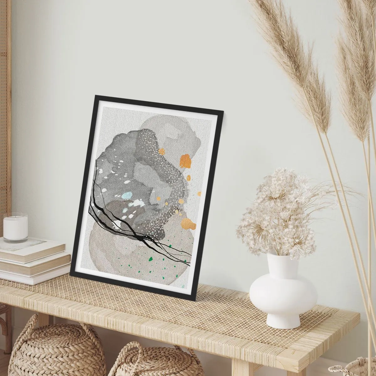 Plakat i sort ramme - En komposition af organiske former i nuancer af grå og guld. - 50x70cm - Organisk komposition - Moderne vægdekoration til stue og soveværelse ARTTOR