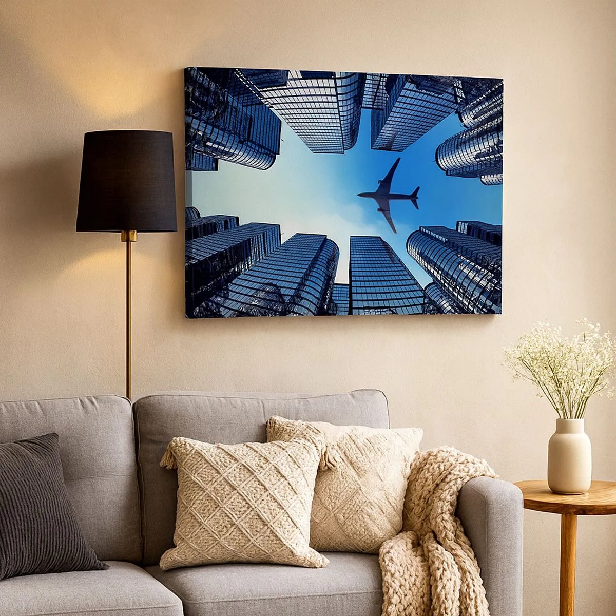 Lærredstryk - Billede på lærred - Et fly, der flyver over moderne skyskrabere i byens centrum. - 70x50cm - Udsigt fra glasslugten - Moderne vægdekoration til stue og soveværelse ARTTOR