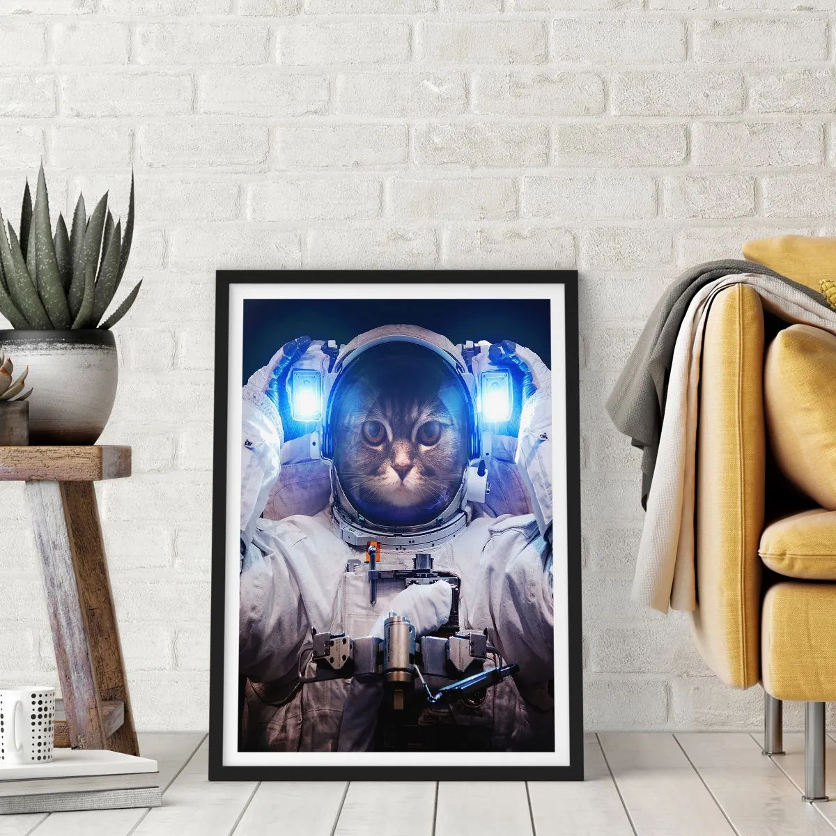 Plakat i sort ramme - Astronautkat i fuld rumdragt - 50x70cm - Houston, I har et problem - Moderne vægdekoration til stue og soveværelse ARTTOR