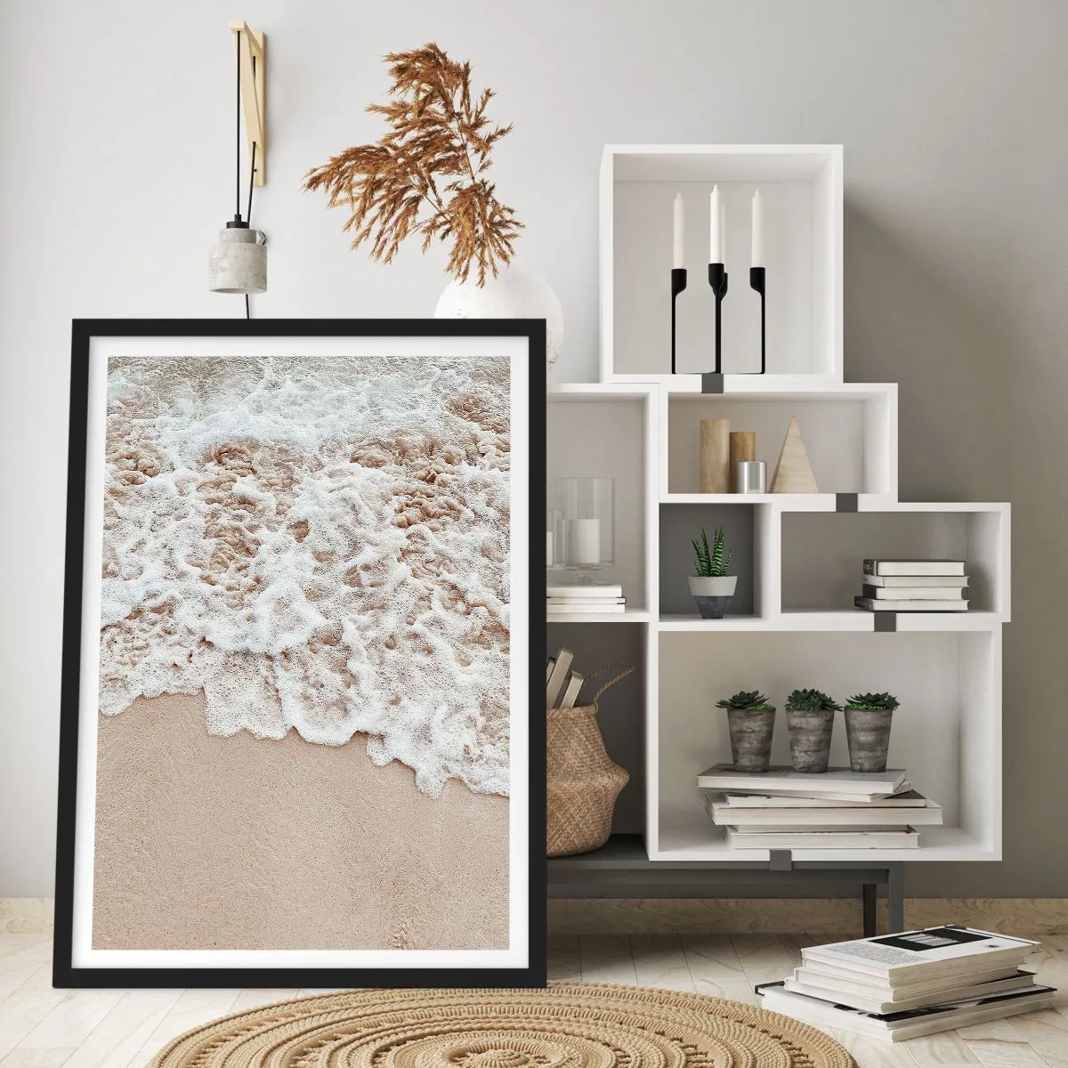 Plakat i sort ramme - Blide bølger, der slår ned på strandens sand - 50x70cm - Jeg er straks tilbage - Moderne vægdekoration til stue og soveværelse ARTTOR